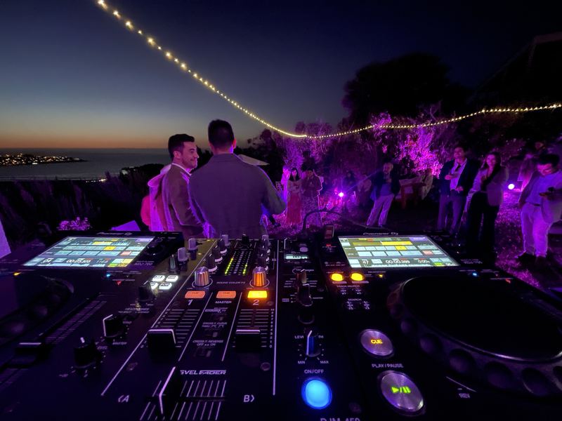 DJ e iluminación exterior al atardecer