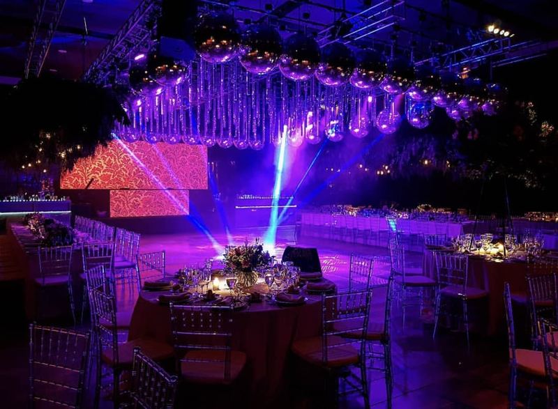 Salón montado con iluminación, pantallas y ambientación